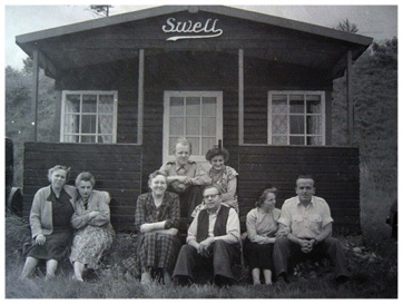 VED STRANDEN 12 - LYSTRUP STRAND, familien Kristensen foran Swell i 1940erne.jpg VED STRANDEN 12 - LYSTRUP STRAND, familien Kristensen foran Swell i 1940erne.jpg